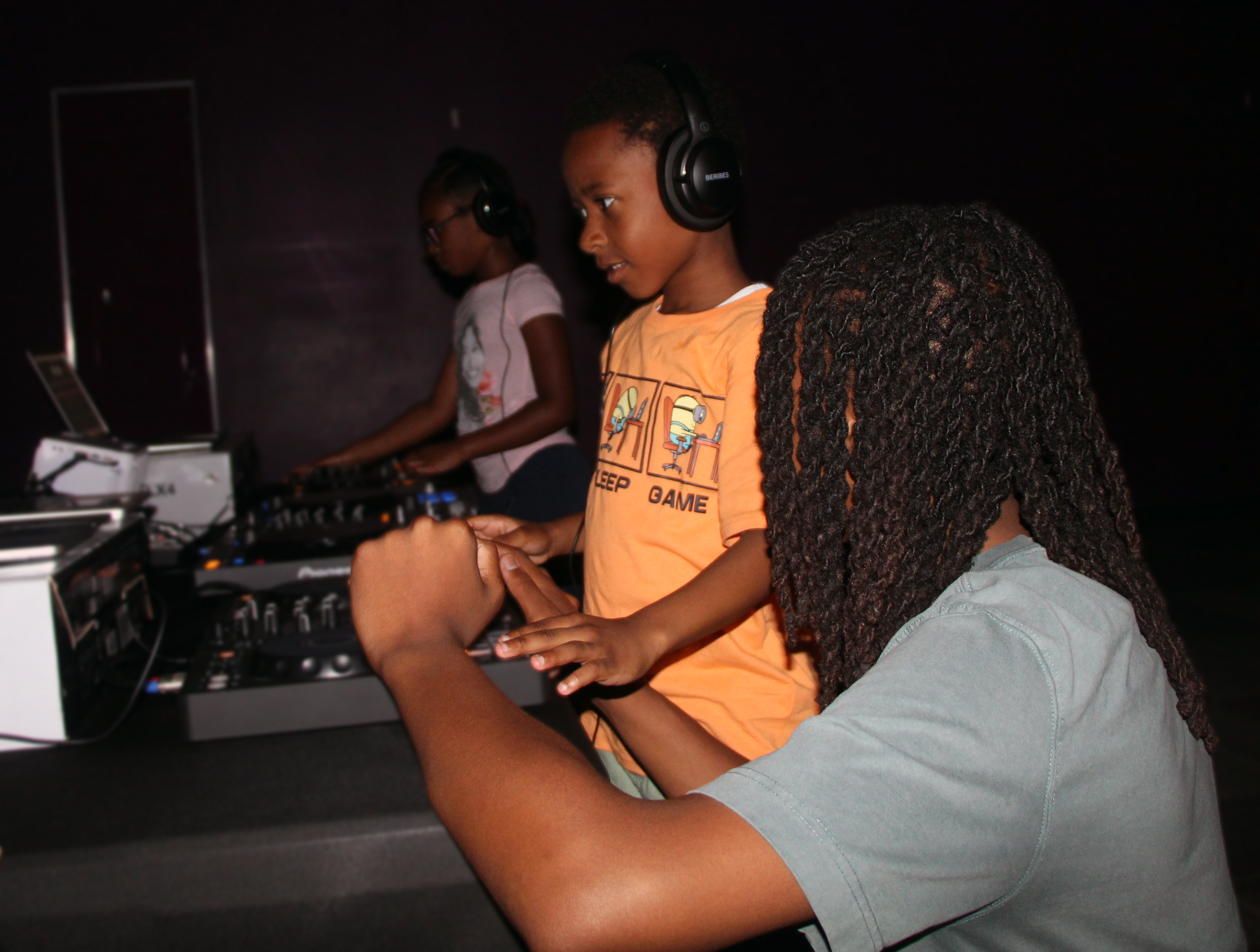 04 students mixing